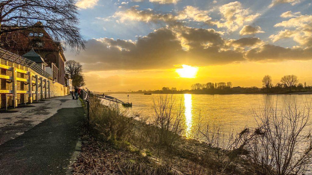 Motiv, Bild, Fotografie, Stadtteil Kaiserswerth Düsseldorf am Rhein, Promenade am Abend