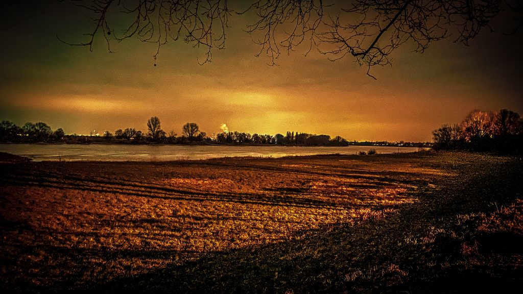 Motiv, Bild, Fotografie, Stadtteil Kaiserswerth Düsseldorf am Rhein, Stahlabstich Richtung Duisburg bei Nacht