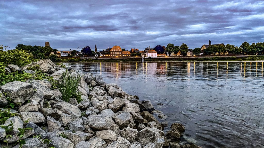 Motiv, Bild, Fotografie, Stadtteil Kaiserswerth Düsseldorf am Rhein, Kaiserswerth am Abend