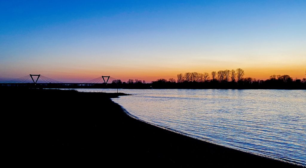 Motiv, Bild, Fotografie, Stadtteil Kaiserswerth Düsseldorf am Rhein, Rheinwiesen in der Abenddämmerung