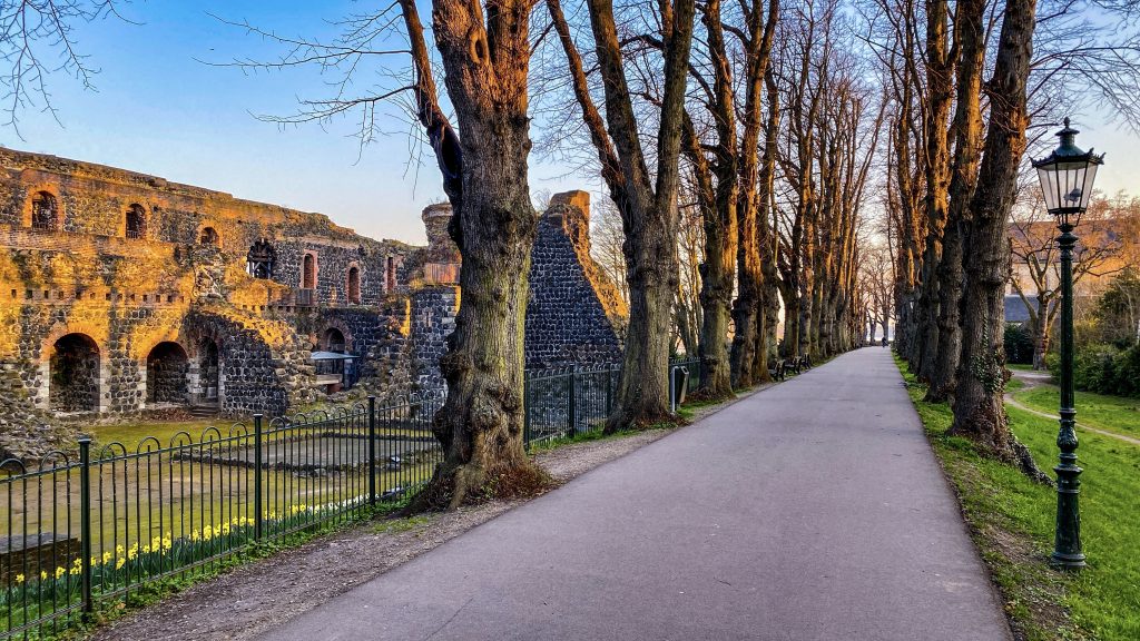 Motiv, Bild, Fotografie, Stadtteil Kaiserswerth Düsseldorf am Rhein, Kaiserpfalz bei Sonnenaufgang