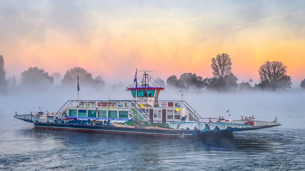 Motiv, Bild, Fotografie, Stadtteil Kaiserswerth Düsseldorf am Rhein, Fähre Michaela II am Morgen bei Nebel