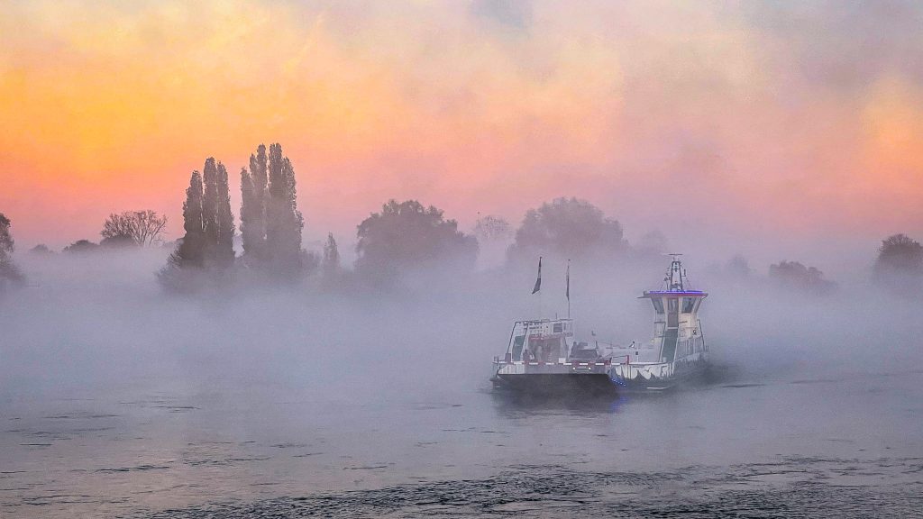 Motiv, Bild, Fotografie, Stadtteil Kaiserswerth Düsseldorf am Rhein, Fähre Michaela II am Morgen im Nebel