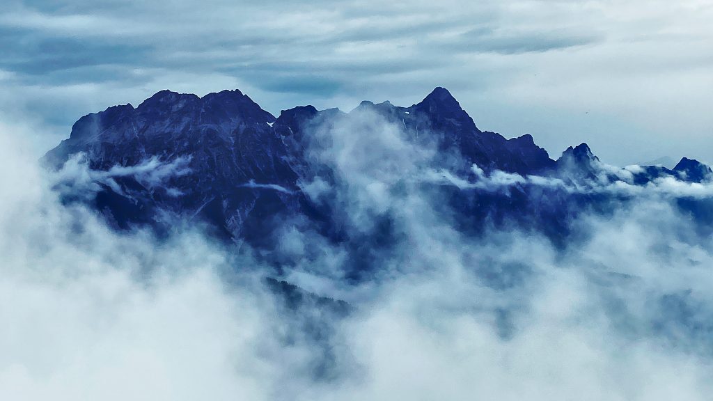 Motiv, Bild, Foto, Fotografie, Ein kurzer Blick durch die Wolkendecke, Österreich - Saalbach-Hinterglemm