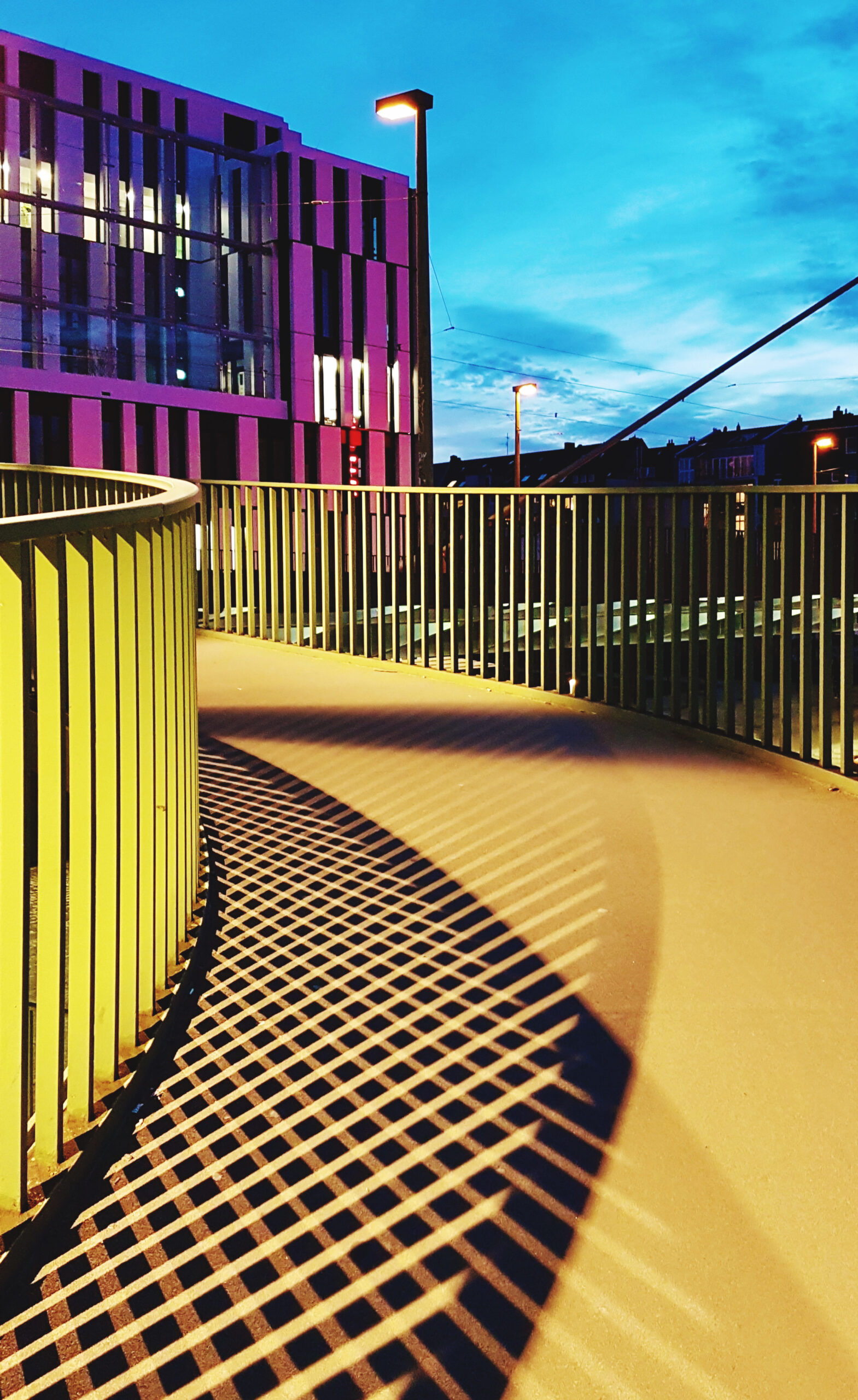 Le Flair an der Franklinbrücke Gebäude und Franklinbrücke am Le Flair-Viertel in Düsseldorf. Intensive Farben in Gelb und Pink.