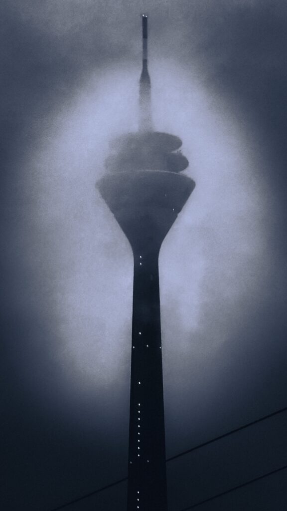 Rheinturm im Nebel Rheinturm im Nebel vom Wasser aus fotografiert. Die Spitze wird von Wolken umgeben. Das Bild ist in Schwarzweiß.