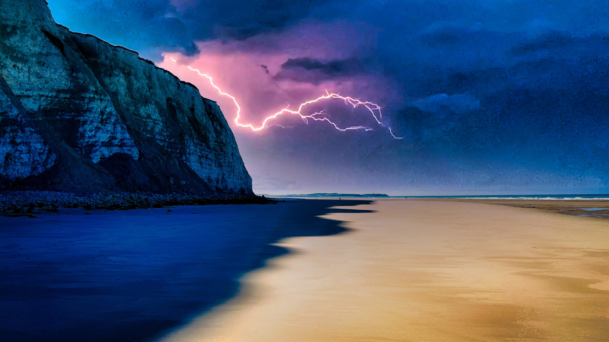 Frankreich Côte d’Opale - Thunderstorm - Change the Sky Strand mit Steilküste in Frankreich Côte d’Opale. Der Himmel wurde ausgetauscht und zeigt jetzt ein Gewitter.