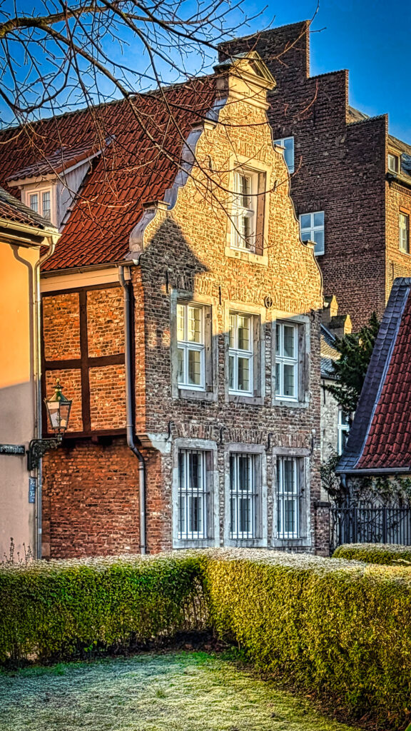 Motiv, Bild, Foto, Fotografie, Stadtteil Kaiserswerth Düsseldorf am Rhein,Altes Haus am Suitbertus-Stiftsplatz