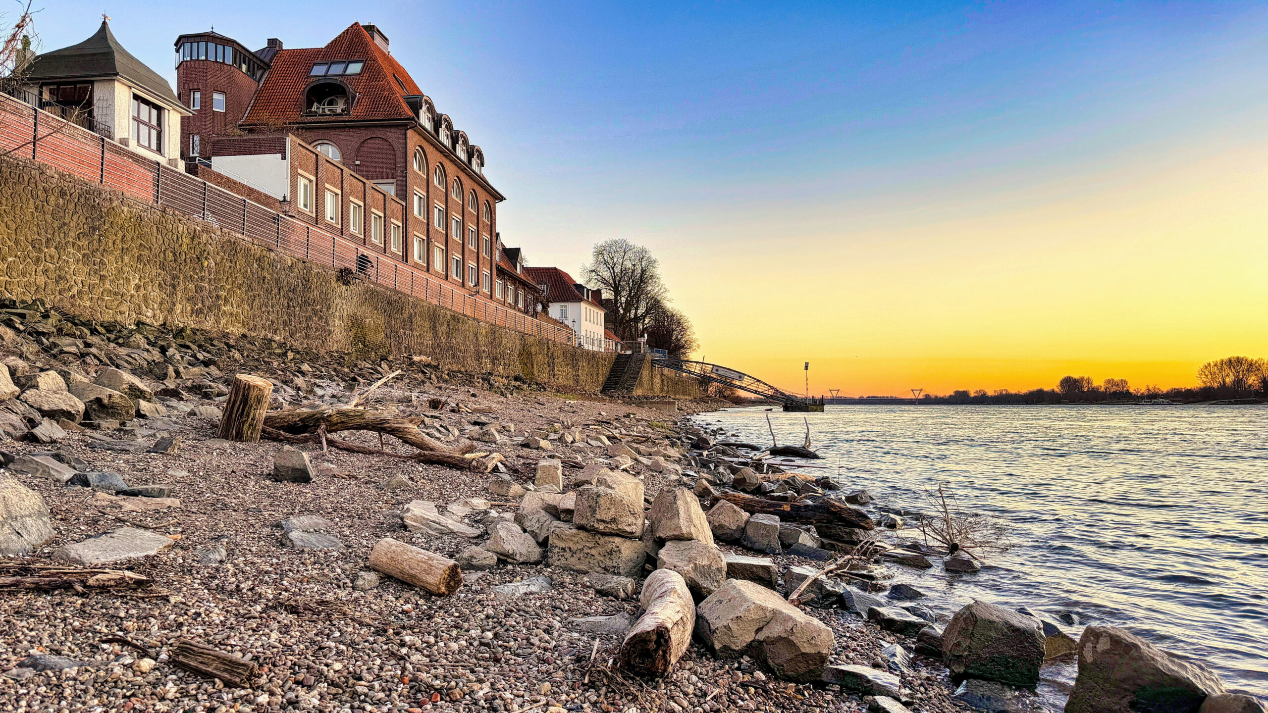 Rheinufer Kaiserswerth bei Sonnenuntergang mit Blick auf die Promenade