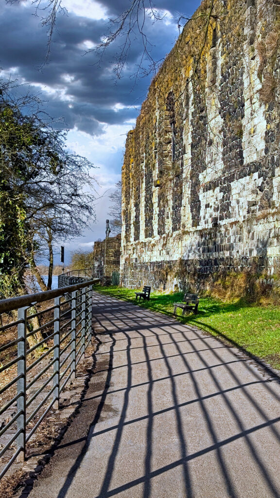 Rheinpromenade an der Kaiserpfalz - Licht und Schatten Rheinpromenade an der Kaiserpfalz bei Licht und Schatten