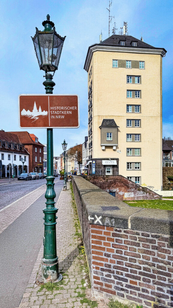 BrĂŒcke Kaiserswerther Markt mit Bunker BrĂŒcke Kaiserswerther Markt mit Bunker