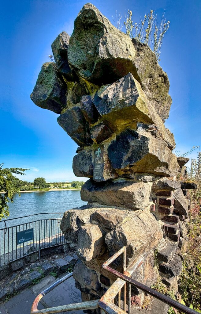 Aussichtsplattform mit Blick auf den Rhein Aussichtsplattform mit Blick auf den Rhein und emporragenden Steinen der Ruine.