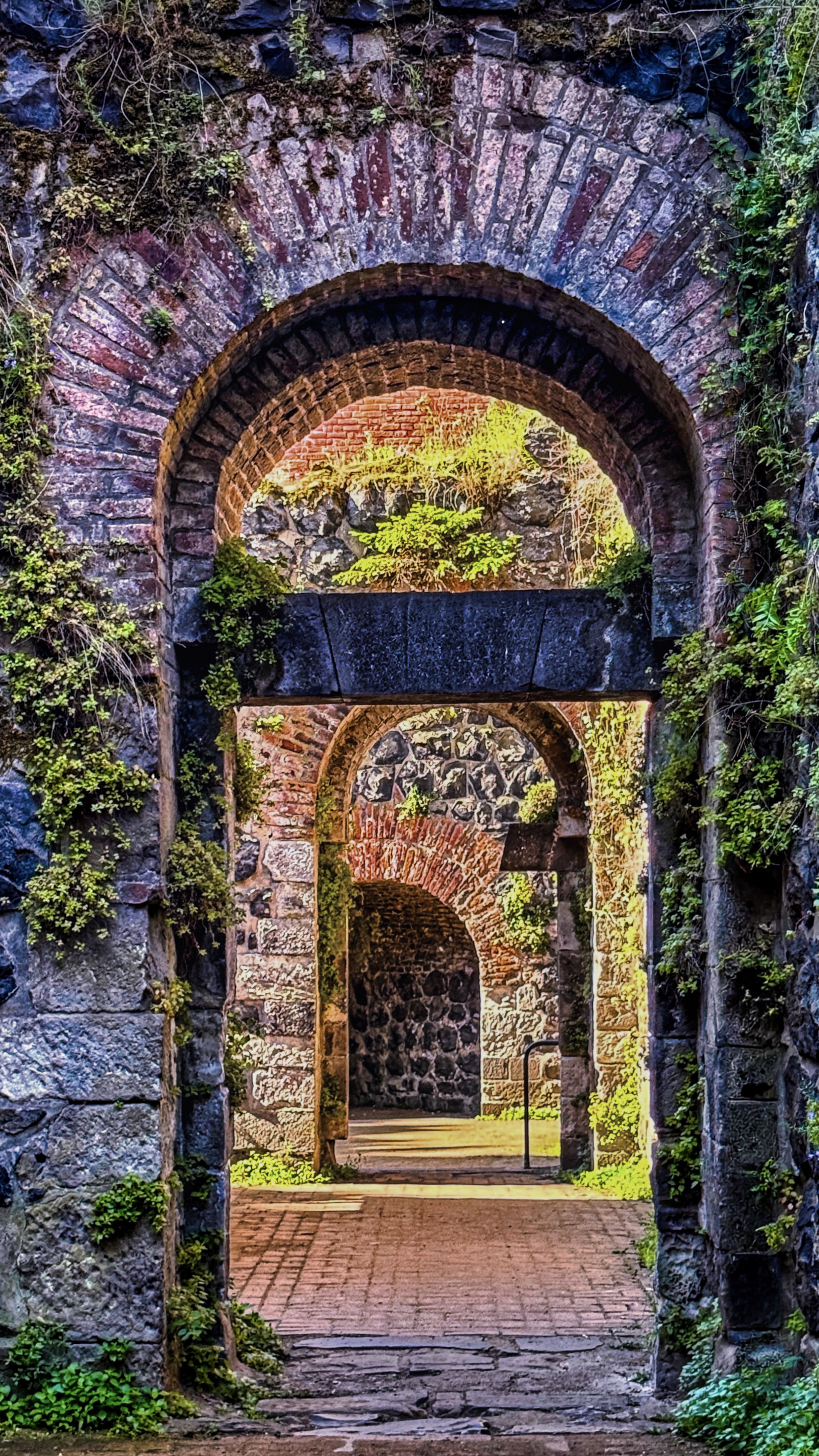 Durchgang innerhalb der Ruine Durchgang innerhalb der Ruine zeigt verschiedene Durchgangsbögen und einfallendes Licht von der Seite.